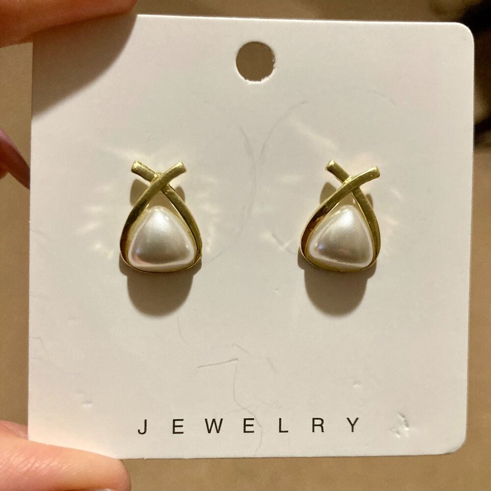 Stylish Fashion Triangle Pearl Stud Earrings!